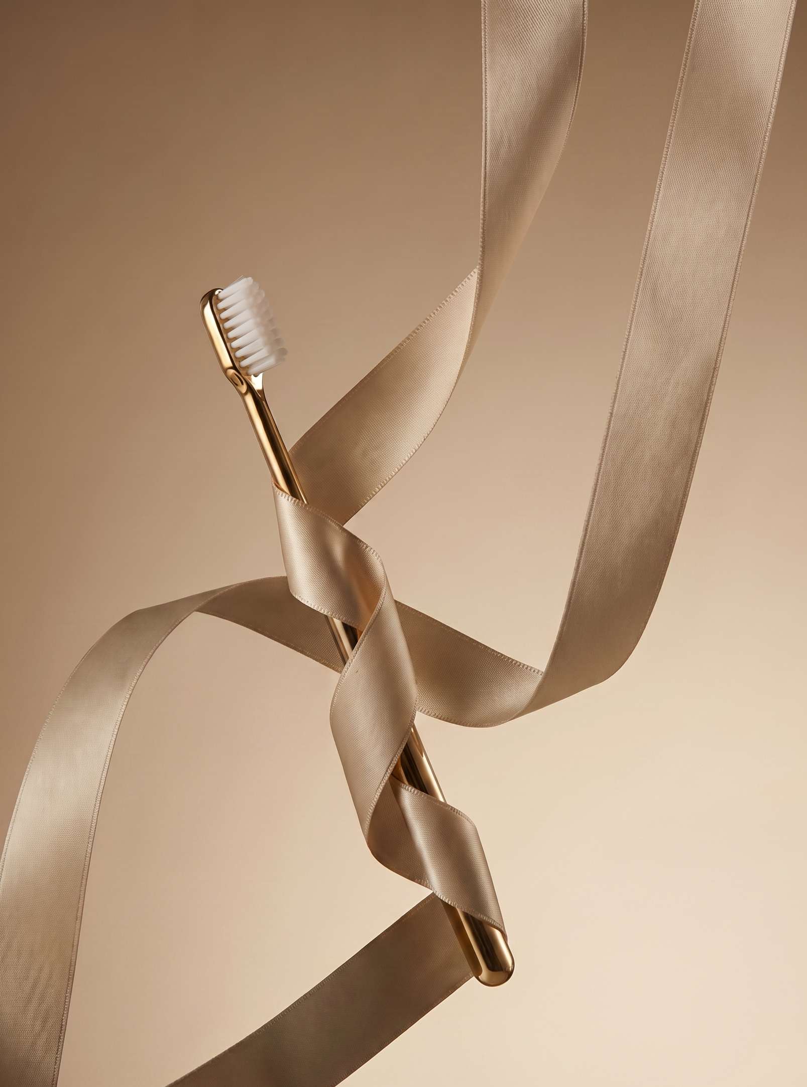 WHITE LEATHER CASE &  GOLD TOOTHBRUSH